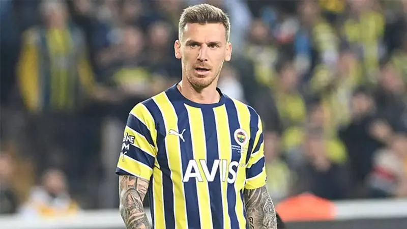 Fenerbahçe sarı-lacivertli formayı giyen