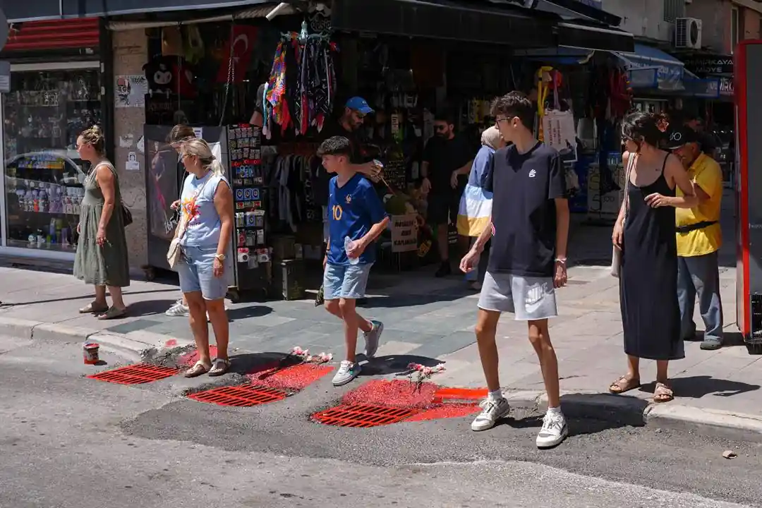 İki kişinin elektrik akımına kapılarak öldüğü sokakta mazgallar kırmızıya boyandı