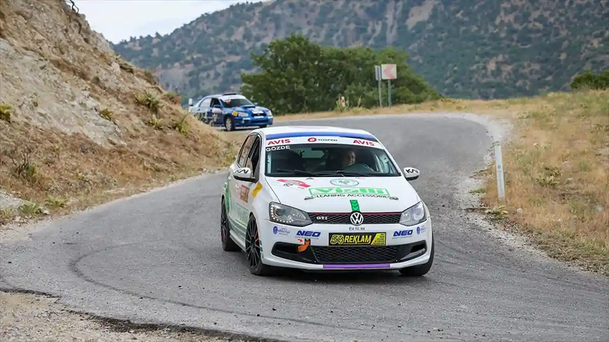 Katıldığı şampiyonada pistin tozunu atan kadın pilotun gözü rallide