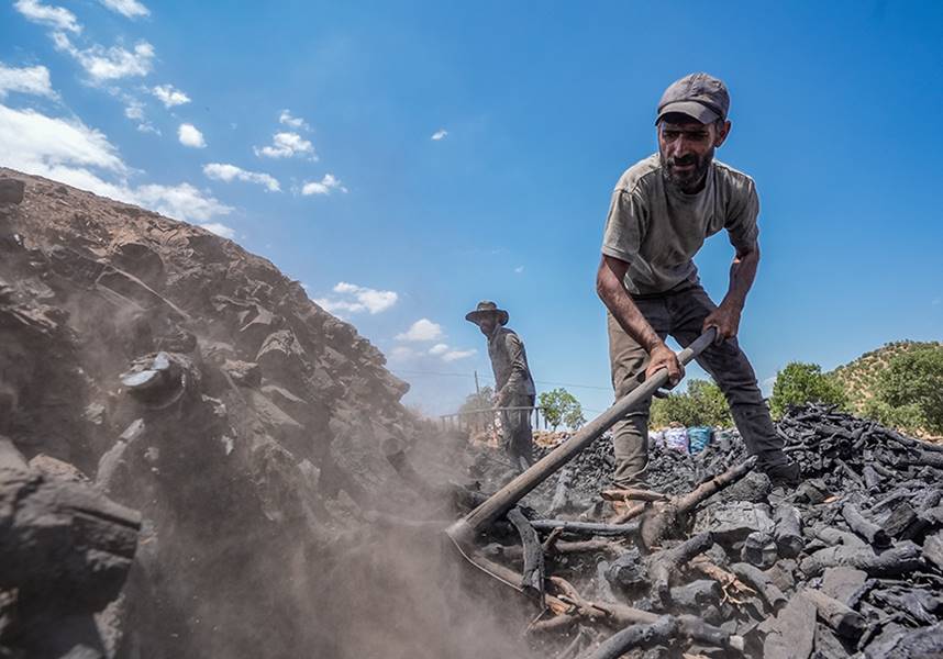 Kömür işçileri hem havanın hem ateşin sıcaklığıyla mücadele ediyor