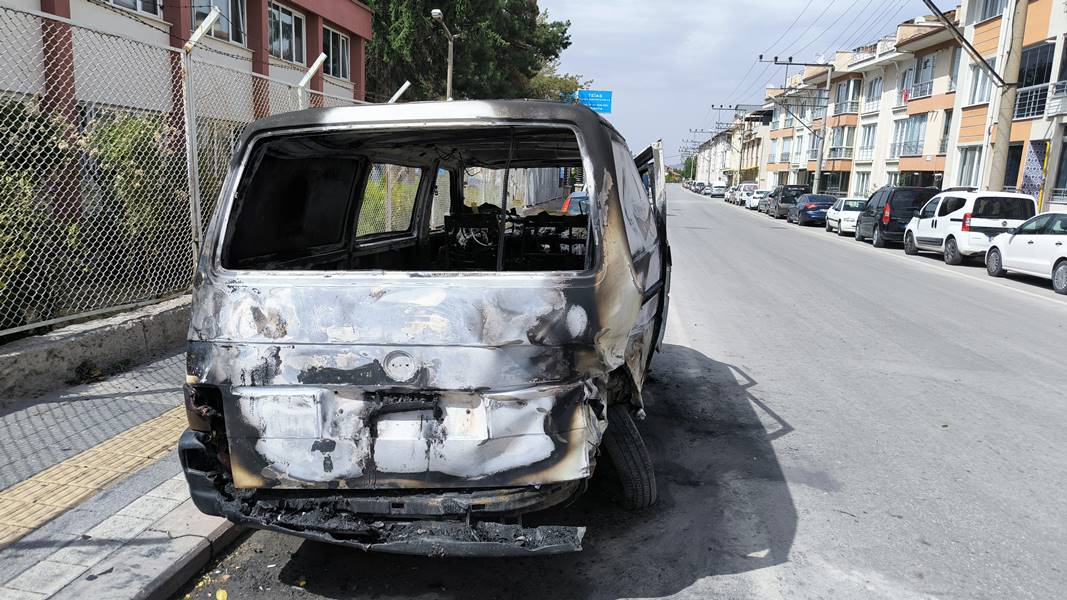 Kütahya'da ateşle oyun oynayan iki çocuk minibüsü yaktı