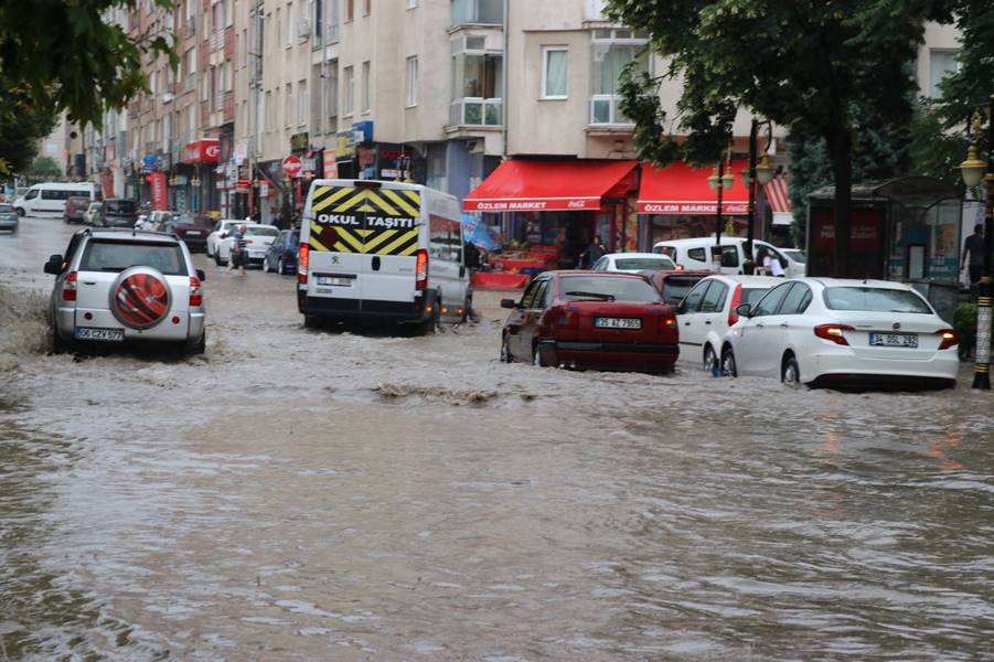 Kütahya'da dolu ve sağanak etkili oldu