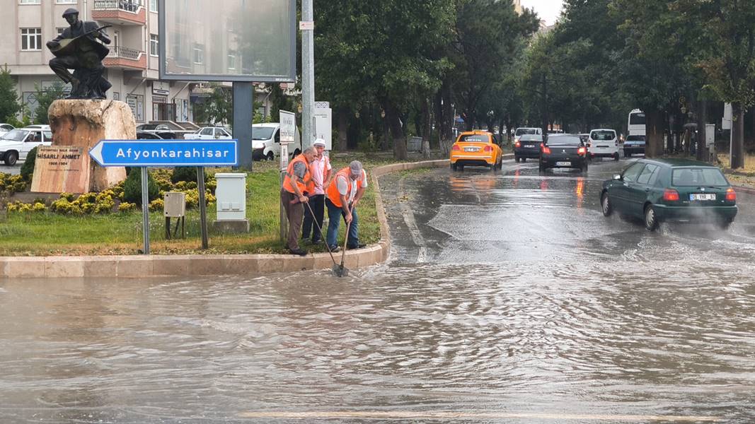 Kütahya'da dolu ve sağanak etkili oldu