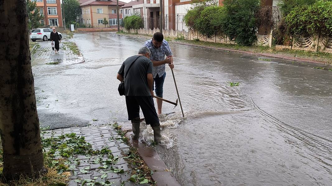 Kütahya'da dolu ve sağanak etkili oldu