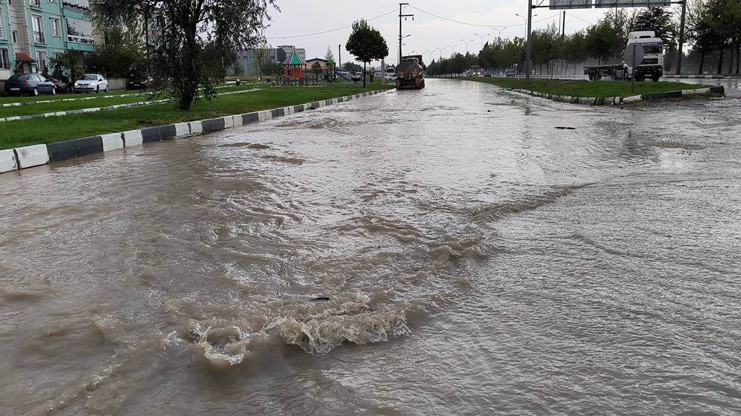 Kütahya'da dolu ve sağanak etkili oldu