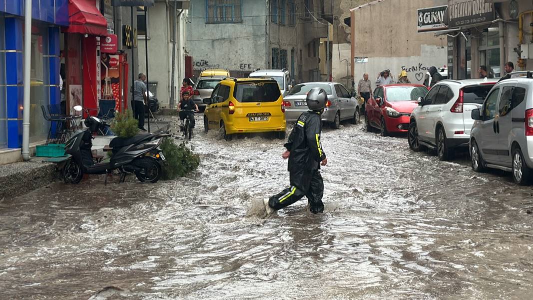 Kütahya'da dolu ve sağanak etkili oldu