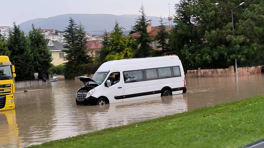 Kütahya'da dolu ve sağanak etkili oldu