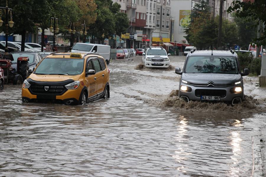 Kütahya'da dolu ve sağanak etkili oldu