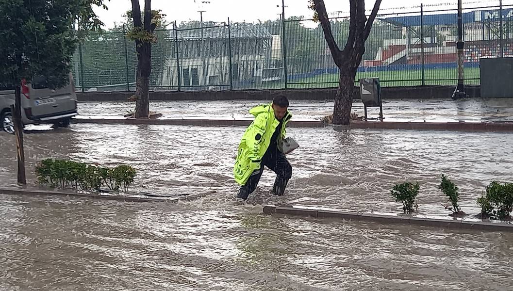 Kütahya'da dolu ve sağanak etkili oldu