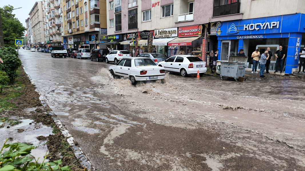 Kütahya'da dolu ve sağanak etkili oldu