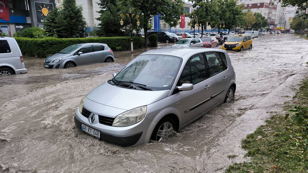 Kütahya'da dolu ve sağanak etkili oldu