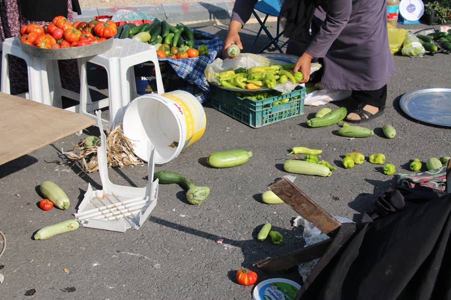 Kütahya’da pazarcı esnafını rüzgar vurdu