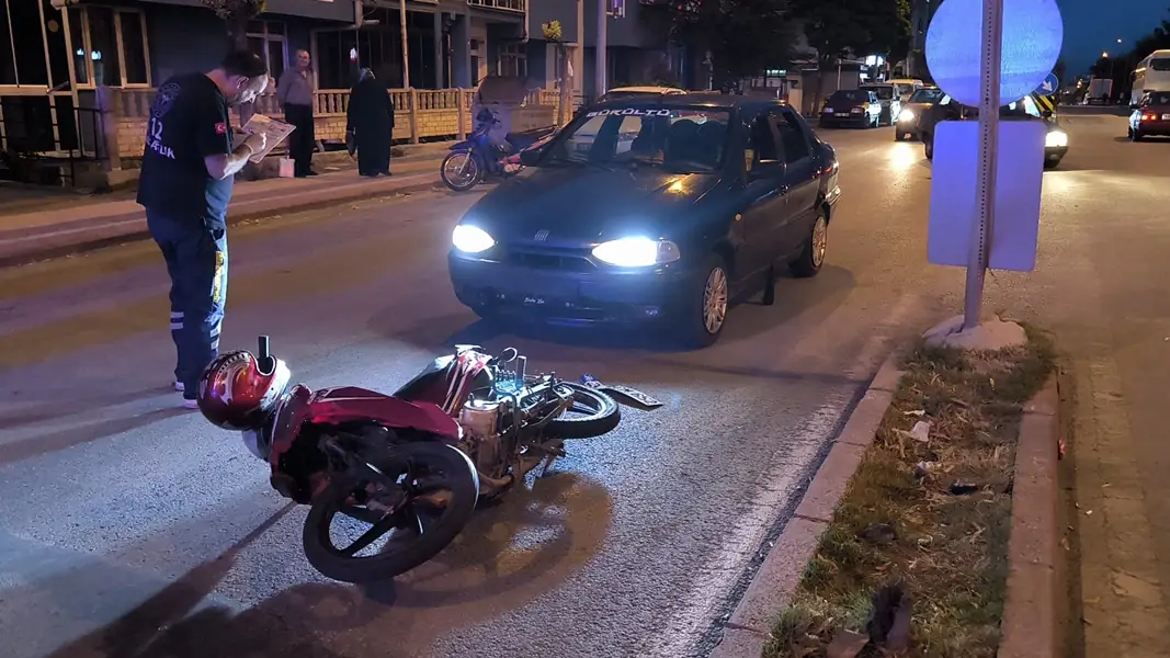 Kütahya'da otomobil motosiklete çarptı, 1 yaralı