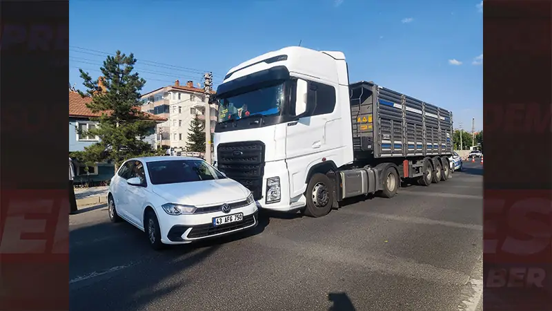 Kütahya’da tır kör noktada kalan otomobile çarptı