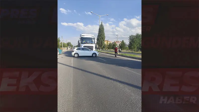 Kütahya’da tır kör noktada kalan otomobile çarptı