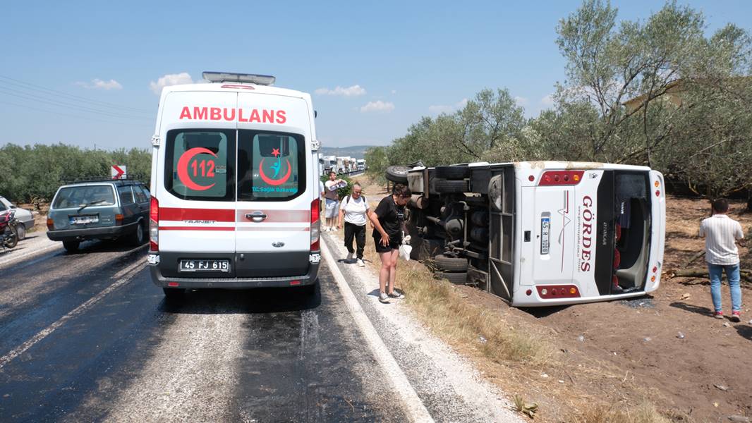 Manisa’da yolcu otobüsü ile kamyonet çarpıştı: 9 yaralı