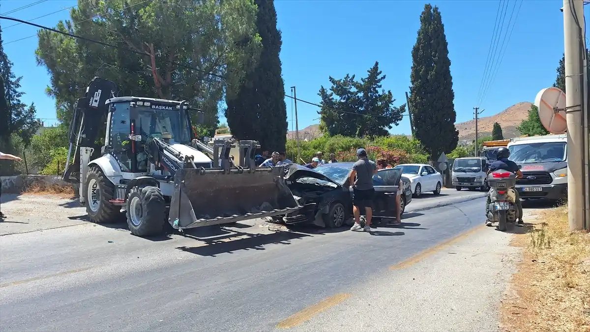 Muğla’da kepçeyle otomobil çarpıştı:1 ölü