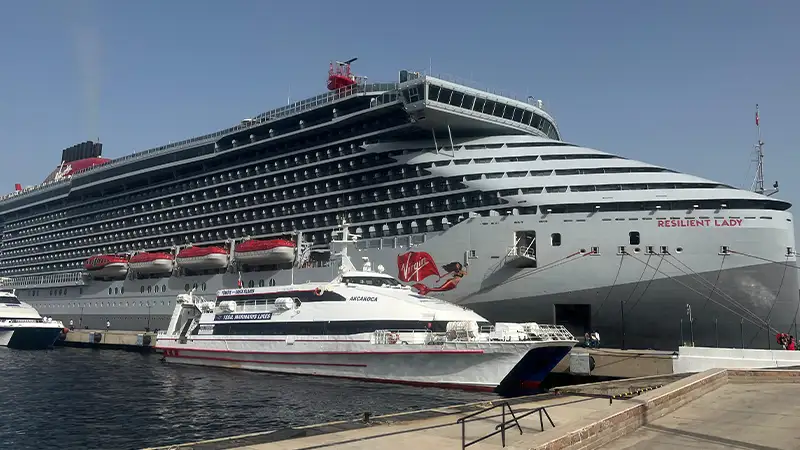 Bahamalar bayraklı "Resilient Lady"