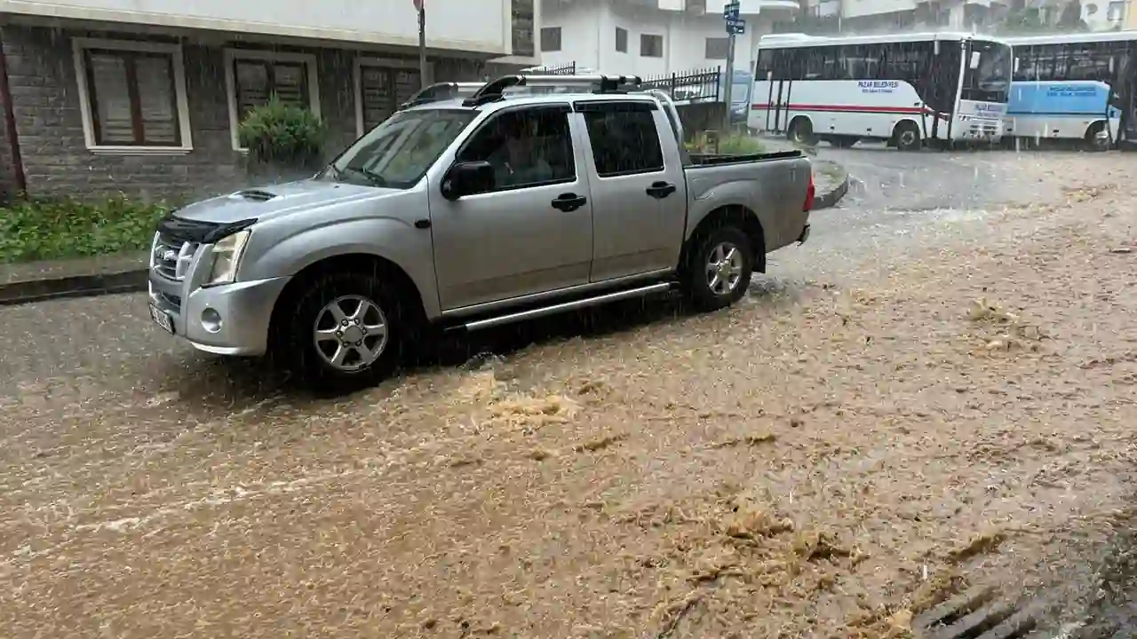 Rize’de sağanak yağış taşkına yol açtı