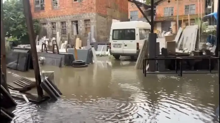 Rize'de sağanak yağış taşkına yol açtı