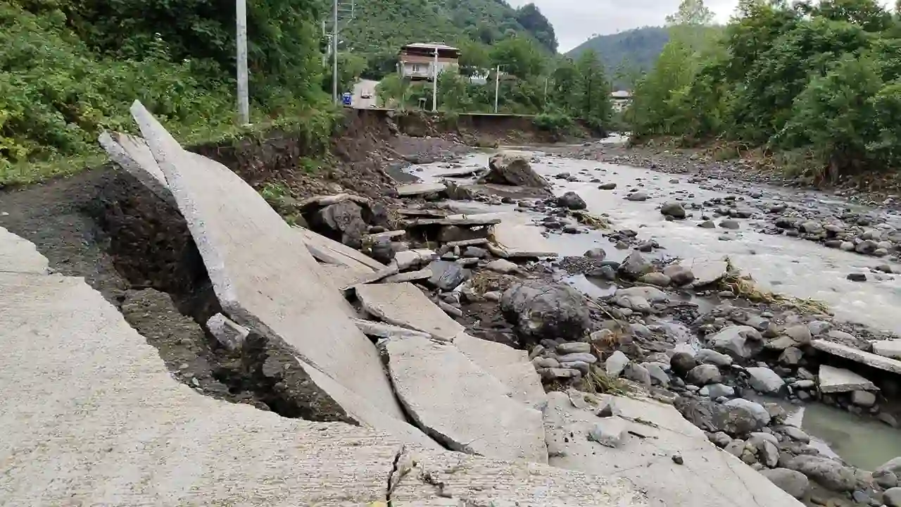 Samsun’da şiddetli yağı nedeniyle yol çöktü