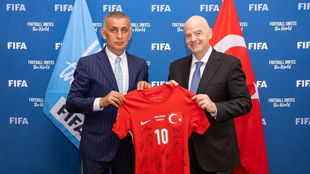 TFF Başkanı Hacıosmanoğlu, FIFA Başkanı ile bir araya geldi