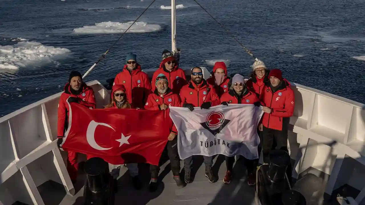 Türk bilim insanları Kuzey Kutbu’ndaki deniz buzu hattına vardı