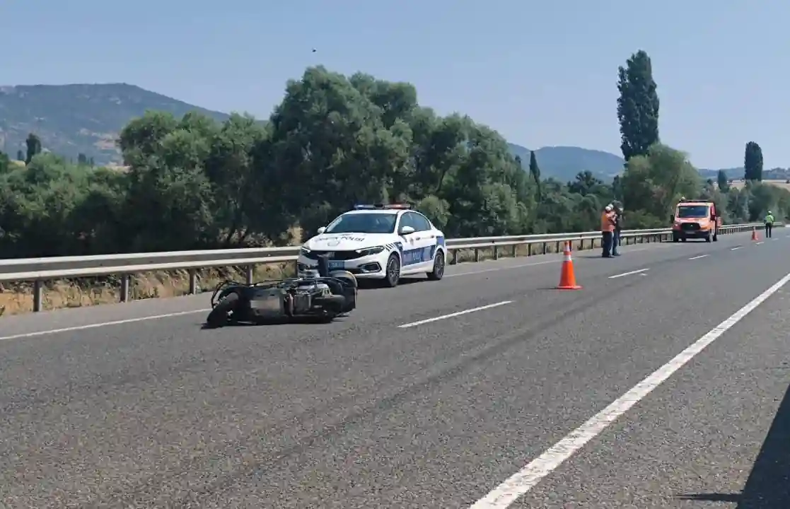 Uşak’ta bariyerlere çarpan motosikletin sürücüsü hayatını kaybetti