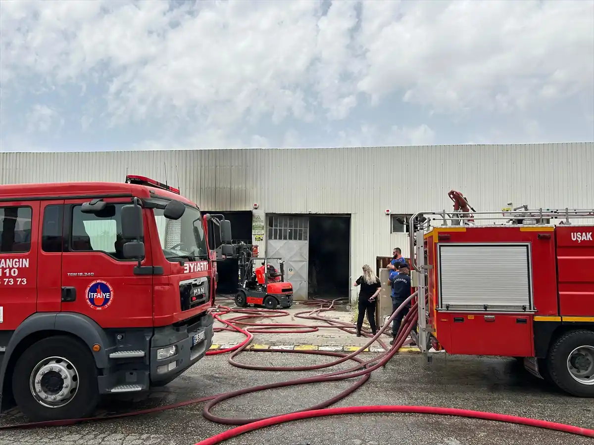 Uşak’ta tekstil fabrikasında çıkan yangın söndürüldü