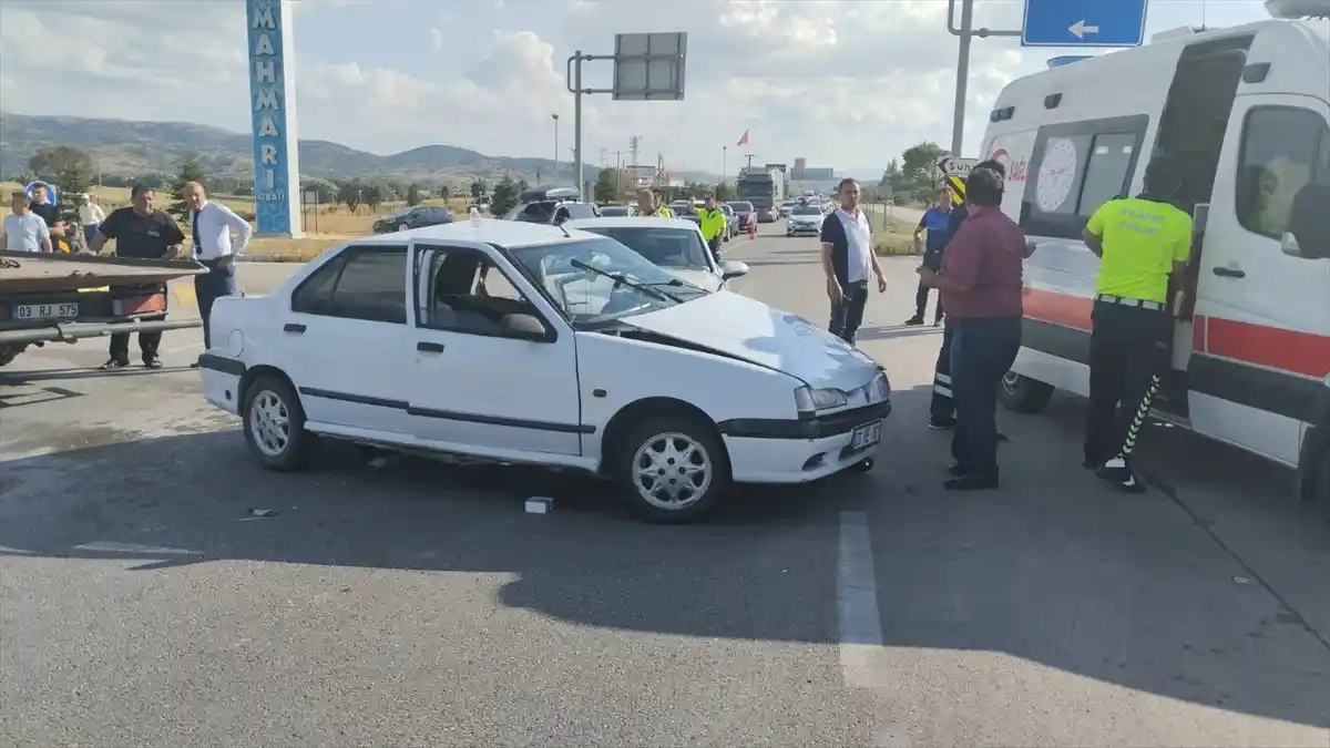 Afyonkarahisar’da İki Otomobilin Çarpıştığı Kazada 7 Kişi Yaralandı