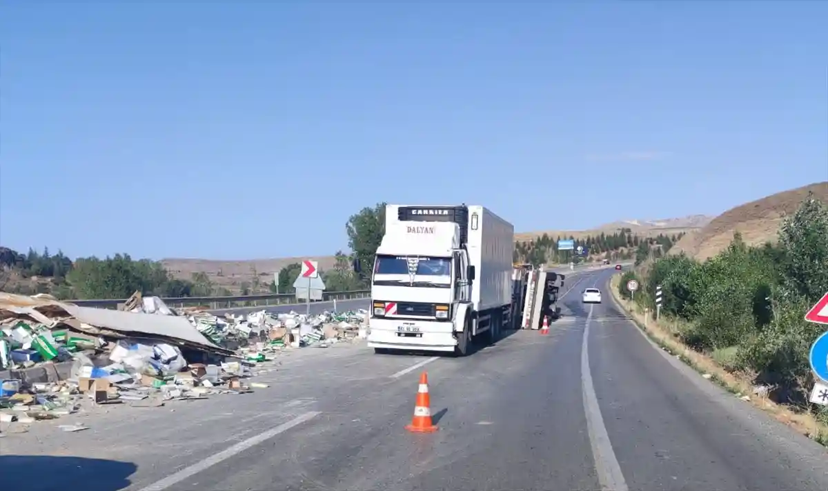 Afyonkarahisar-Kütahya Kara Yolunda Tır devrildi: 2 Yaralı