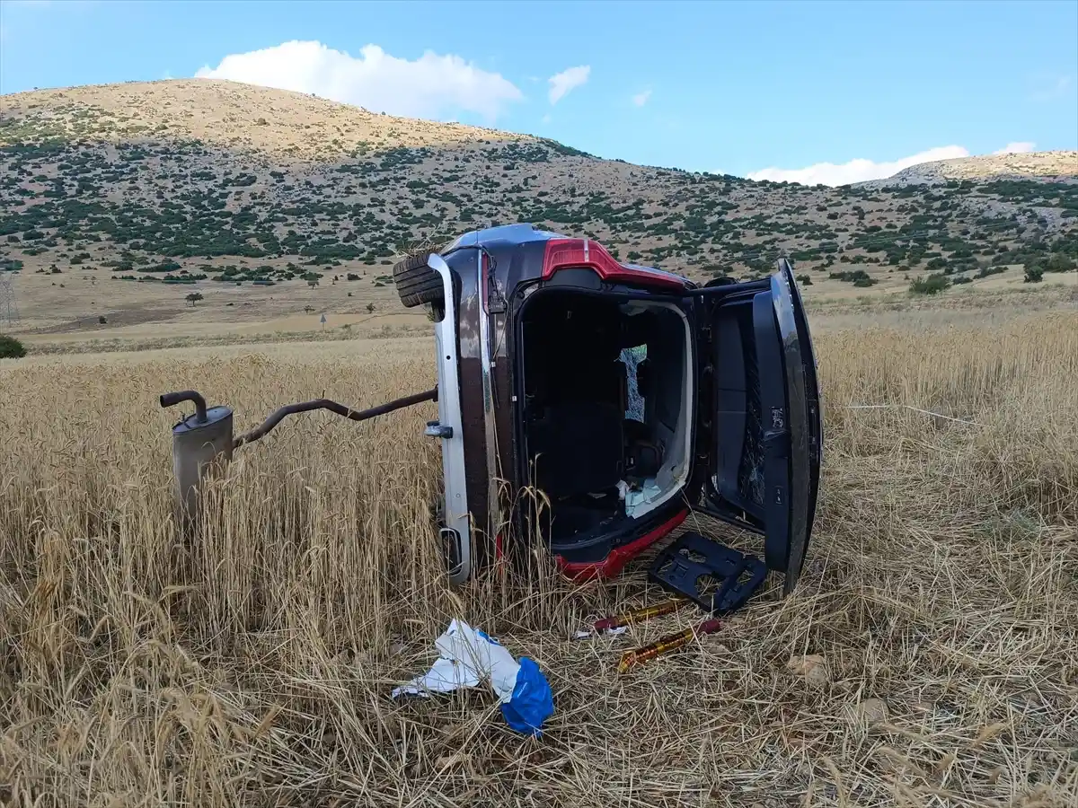 Afyonkarahisar’da Tarlaya Devrilen Otomobildeki 5 Kişi Yaralandı