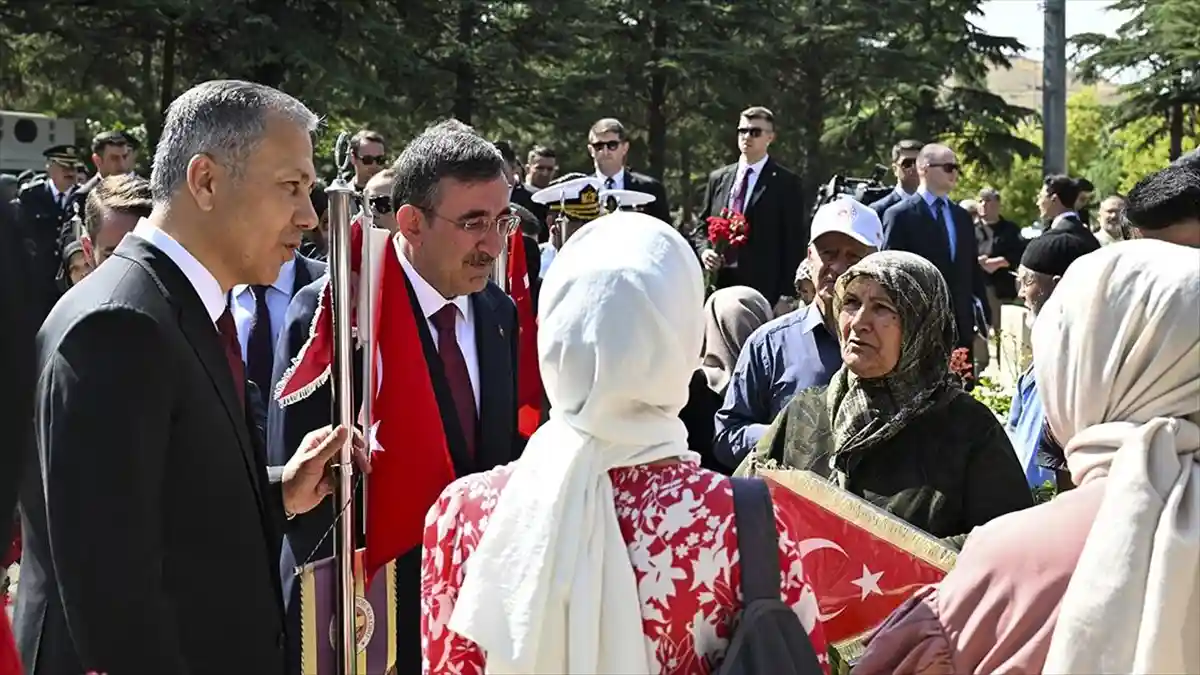 Cumhurbaşkanı Yardımcısı Yılmaz ve Bakan Yerlikaya, 15 Temmuz Şehitliği’ndeki Anma Törenine Katıldı