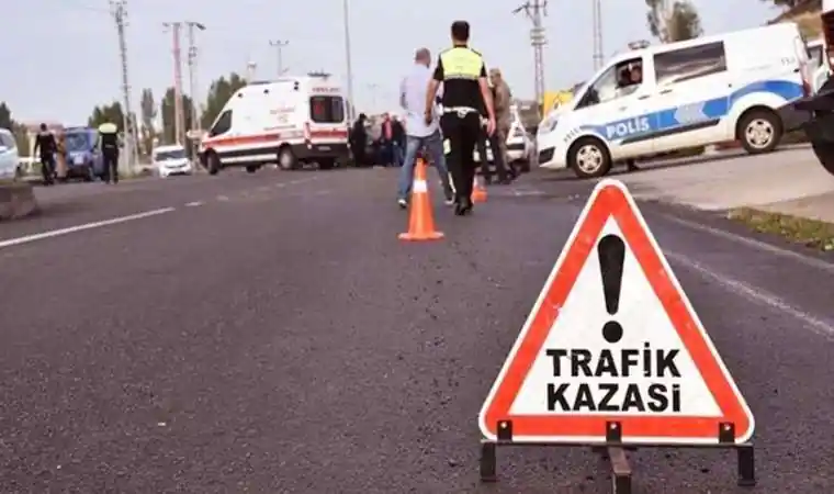 Uşak’ta iki otomobilin çarpıştığı kazada 3 kişi yaralandı