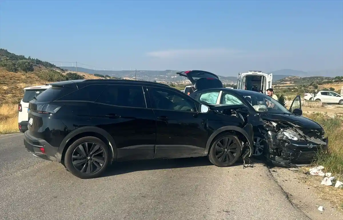 İzmir’de İki Trafik Kazasında 8 Kişi Yaralandı