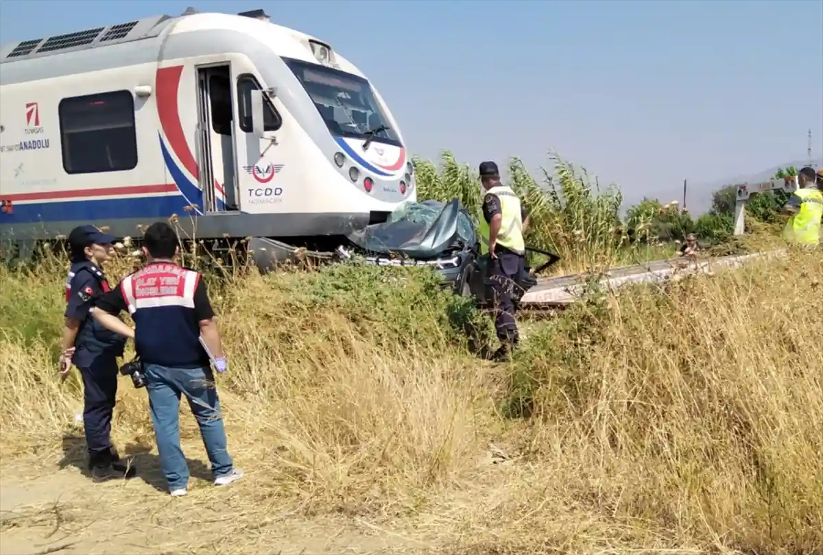 İzmir’de tren araca çarptı, 3 ölü 