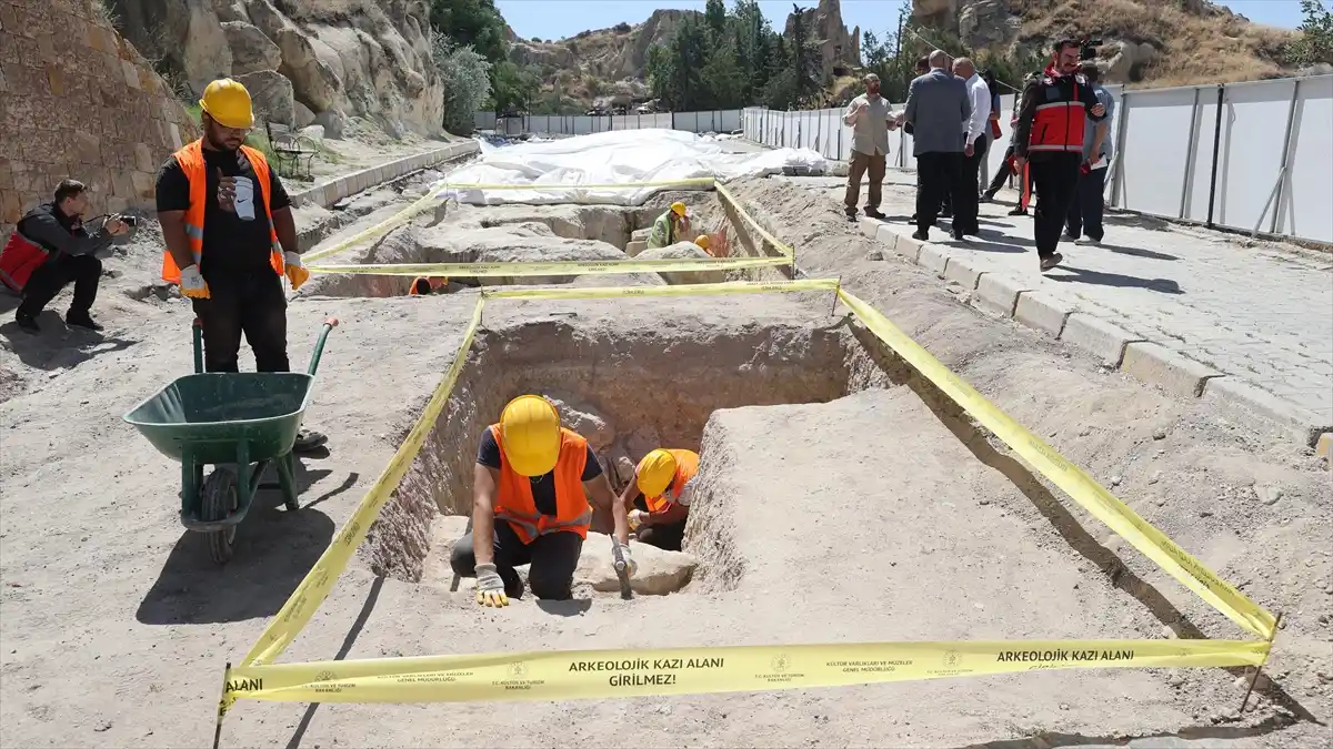 Kapadokya’da Ulaşıma Kapatılan Yolun Altında Nekropol Bulundu