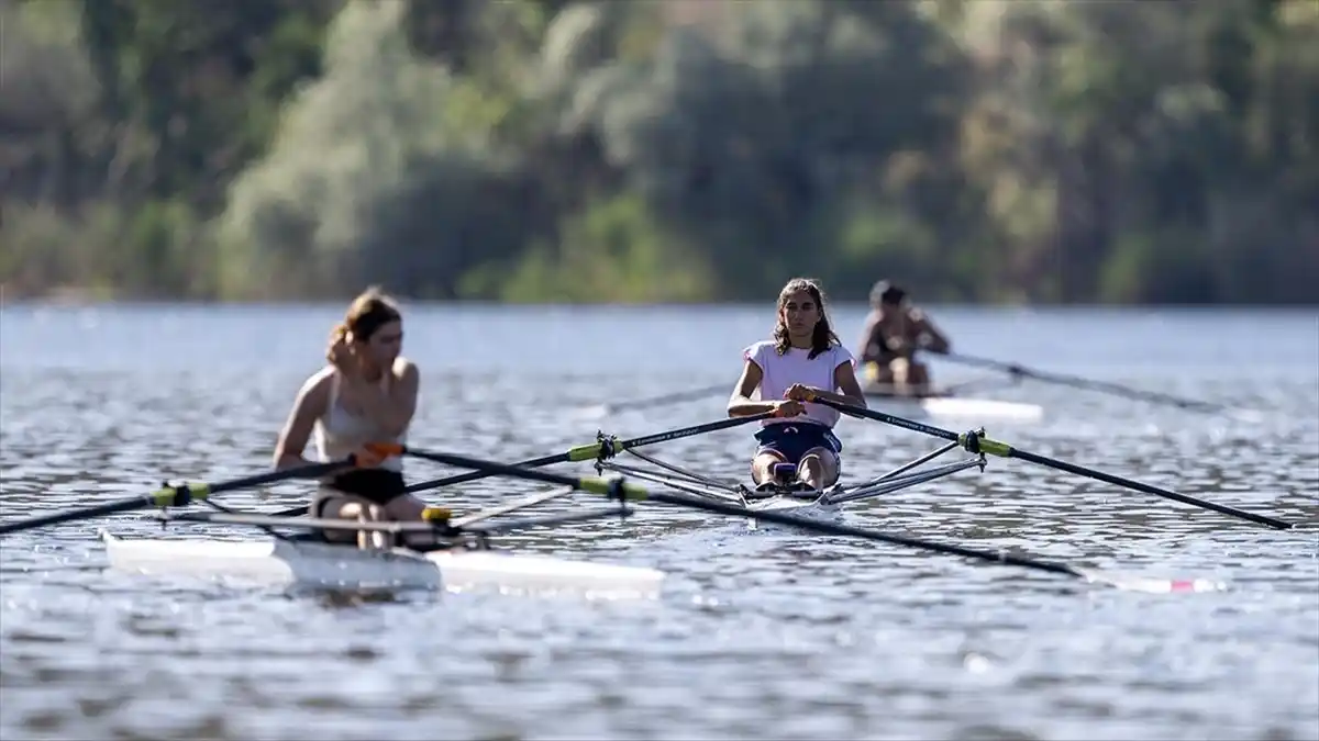 Eski Milli Sporcu, Eymir Gölü’nde Yüzlerce Kişiyi Kürek Sporuyla Tanıştırıyor