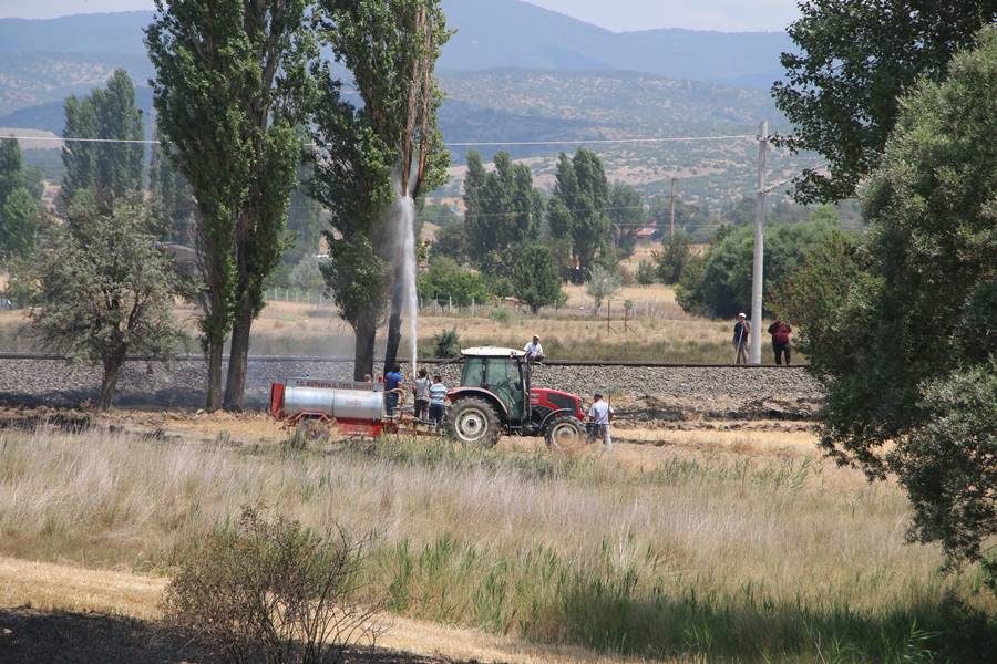 kütahya da demiryolu hattında büyük anız yangını