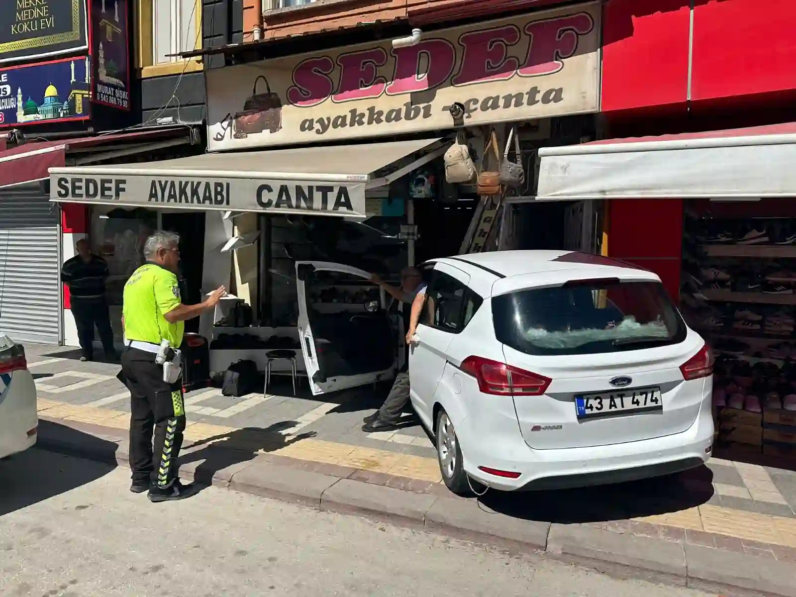 Kütahya’da el gazı takılı kalan otomobil işyerine çarptı 