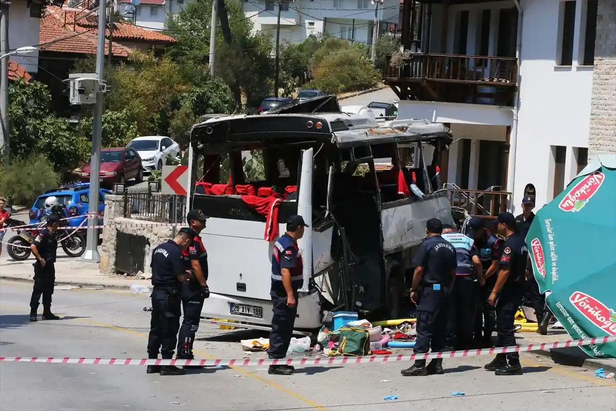 Muğla’da Tur Midibüsü Kazası: 2 Ölü, 35 Yaralı