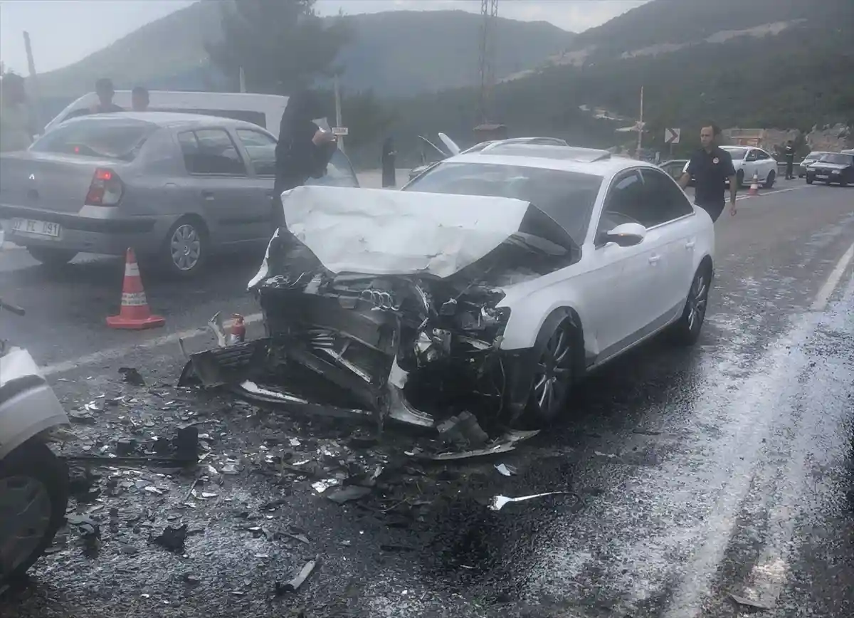 Muğla’da İki Otomobilin Çarpıştığı Kazada 7 Kişi Yaralandı