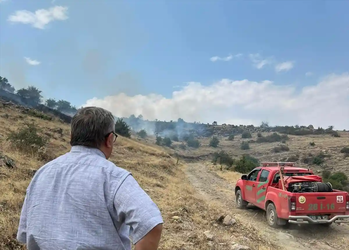 Afyonkarahisar’da Örtü Yangını Söndürülmeye Çalışılıyor