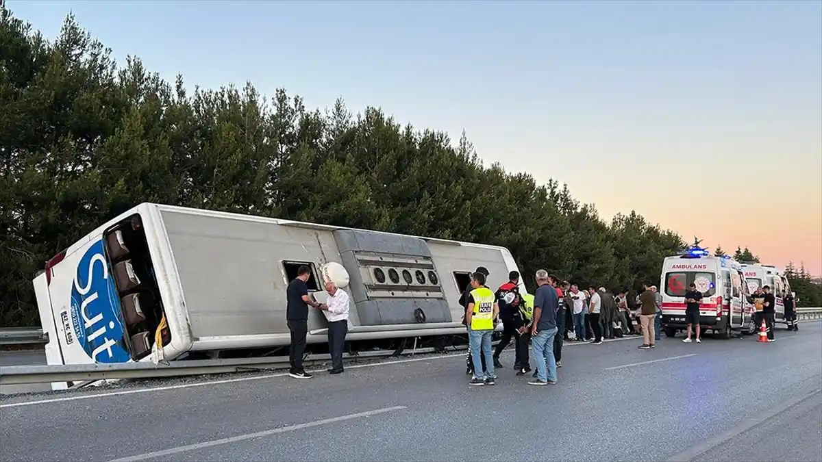 Uşak’ta Yolcu Otobüsü Devrildi: 11 Yaralı!