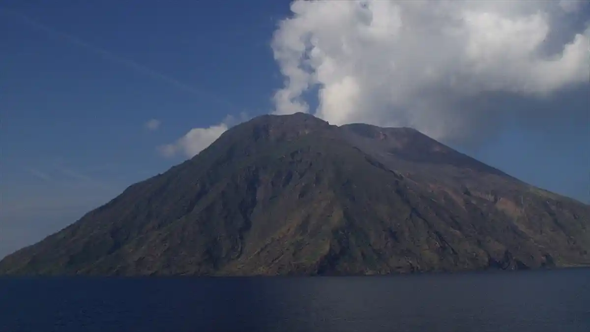 İtalya’da Etna’dan sonra Stromboli Yanardağı da faaliyete geçti