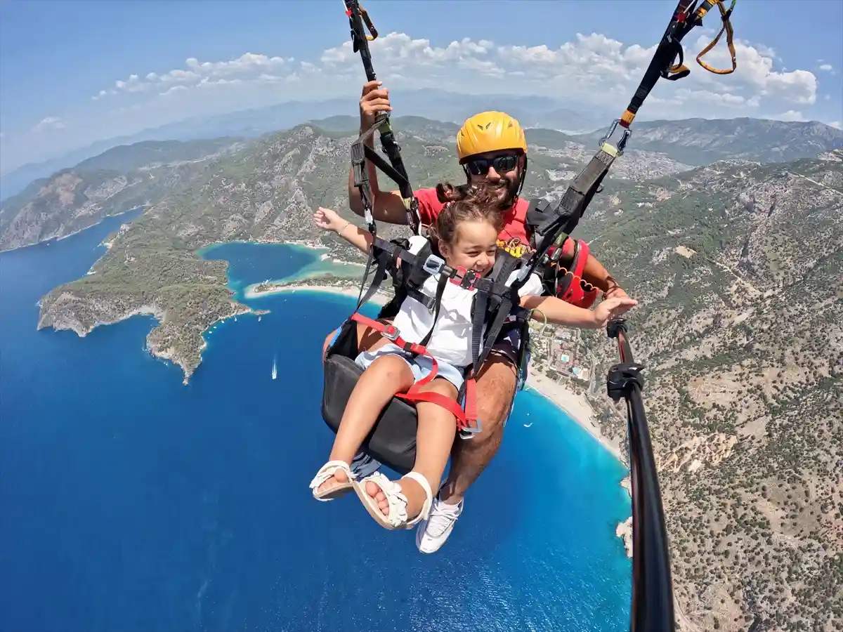 Fethiye’de Yamaç Paraşütü Pilotu, 3 Yaşındaki Kızıyla Eşsiz Anı Yaşadı