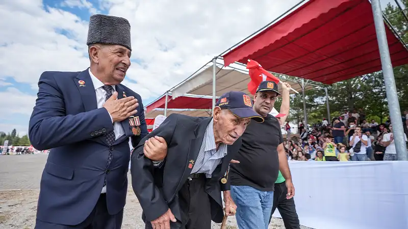 95 yaşındaki gazi, Kütahya’daki 30 Ağustos töreninde halkı selamladı