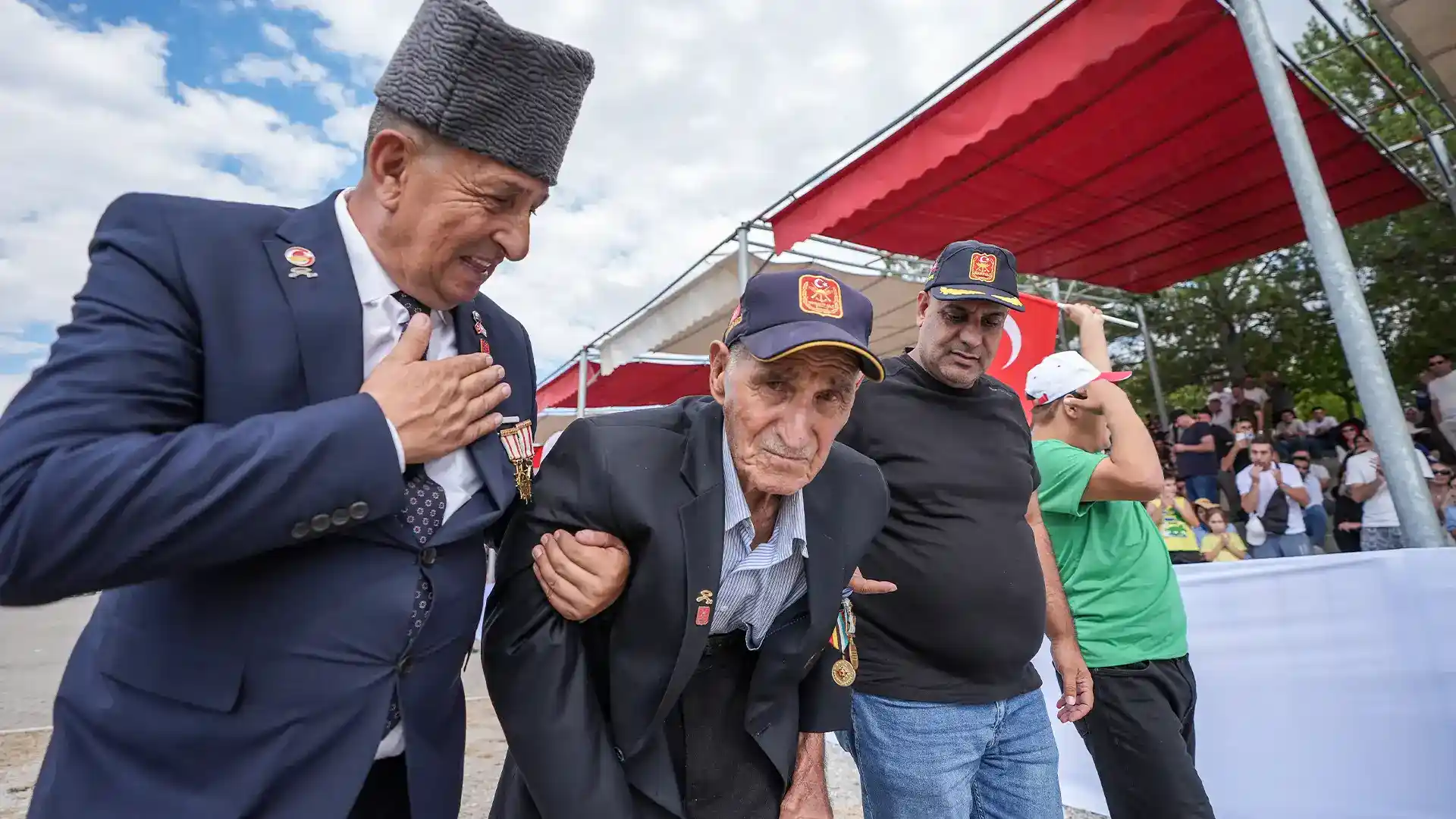 95 yaşındaki gazi, Kütahya'daki 30 Ağustos töreninde halkı selamladı