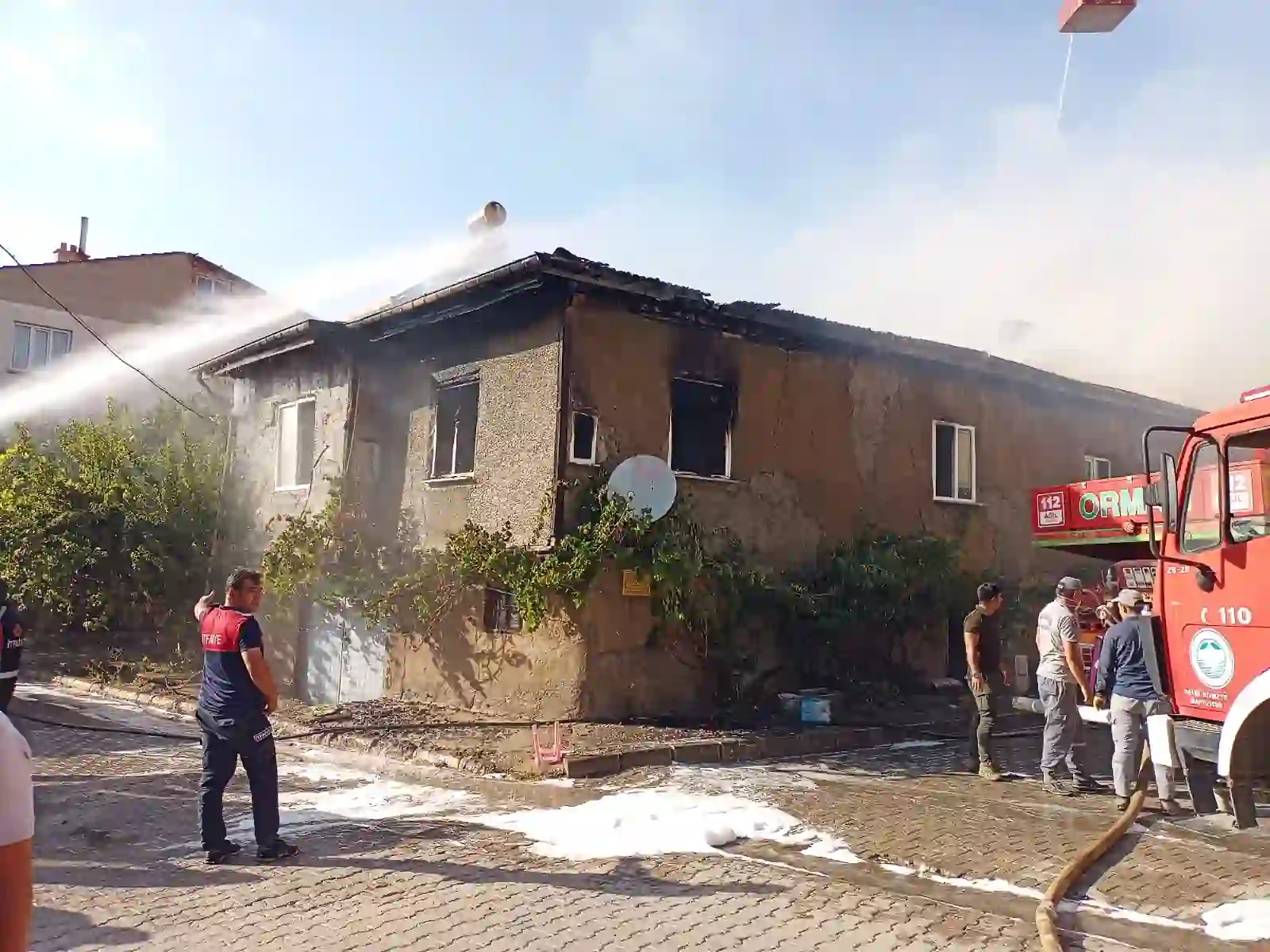 Afyonkarahisar’da çıkan yangında bir ev kullanılamaz hale geldi