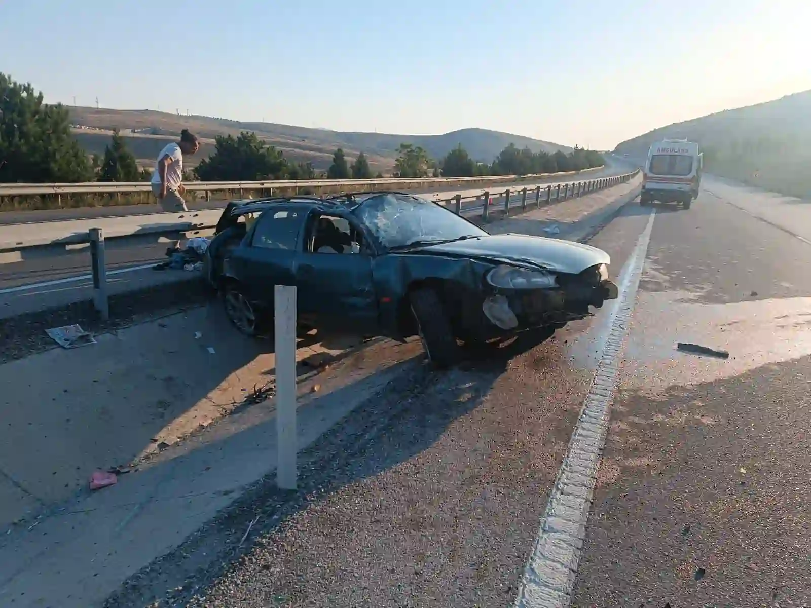 Afyonkarahisar’da refüje devrilen otomobildeki 3 kişi yaralandı